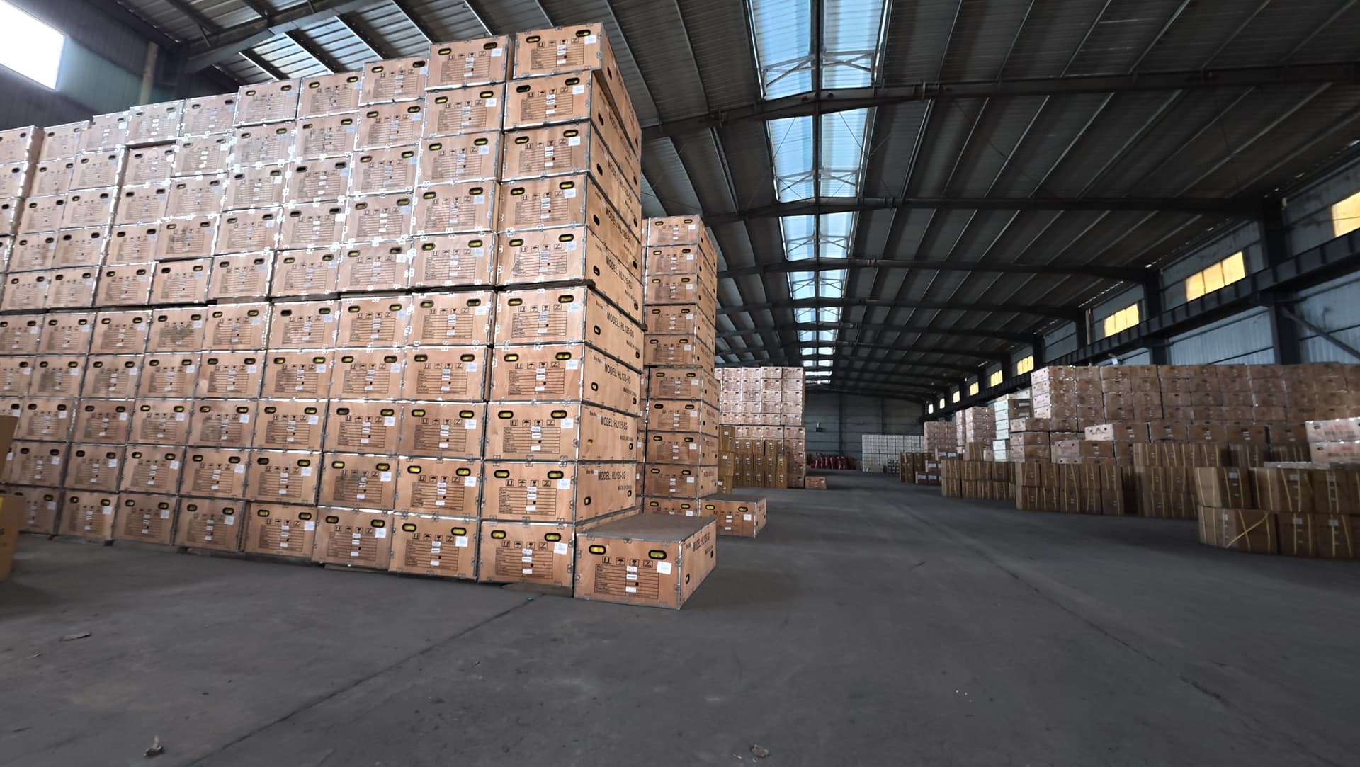 HONLG motorcycle warehouse inventory for reliable supply