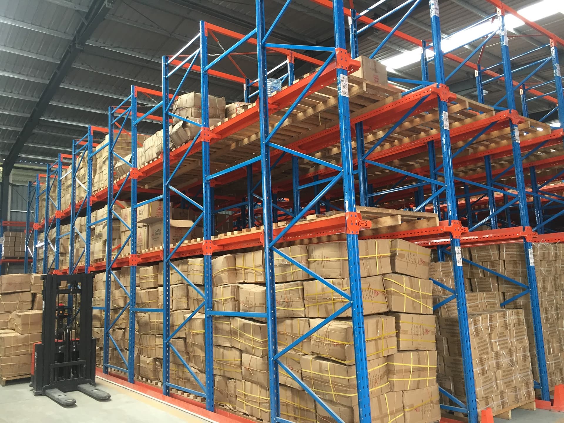 HONLG motorcycle warehouse inventory view 7